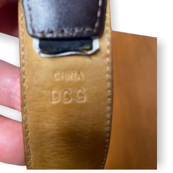 Donald J. Trump Signature Collection brown leather belt with brass buckle 32 /80 - Picture 4 of 11